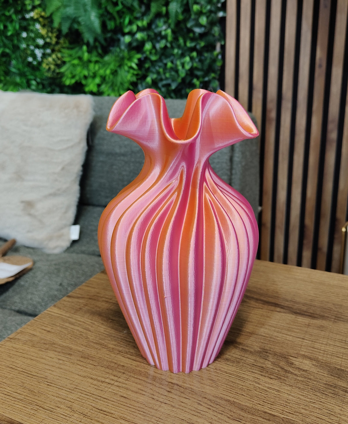 Vaso Ariel rosa, arancio e oro ambientato – vaso portafiori stampato in 3D